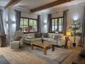 Großzügiges Wohnzimmer im Familienappartement am Mölltaler Gletscher