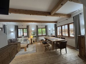 Offener Wohn- und Essbereich der Ferienwohnung am Mölltaler Gletscher