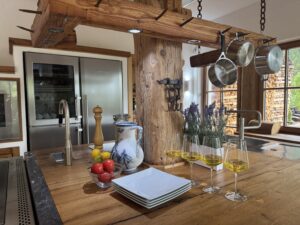 Voll ausgestattete Küche der Pfauen-Suite im Grand Chalet