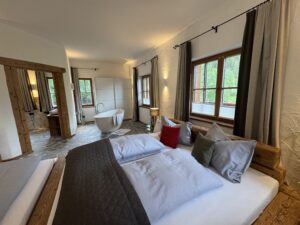 Heller Schlafbereich der Pfauen-Suite für zwei Erwachsene und zwei Kinder