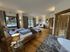 Schlafzimmer der Ferienwohnung am Mölltaler Gletscher mit massivem Altholzbett