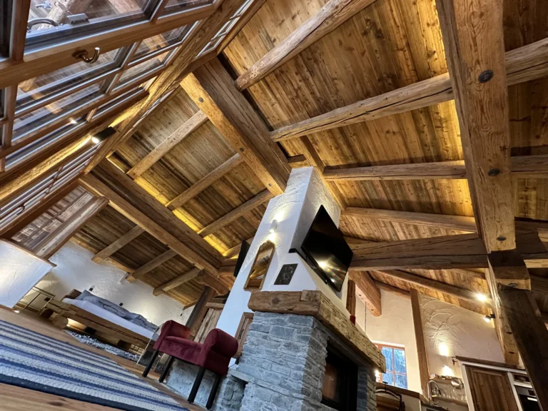 Blick nach oben in den sichtbaren Holzdachstuhl der Panorama-Suite