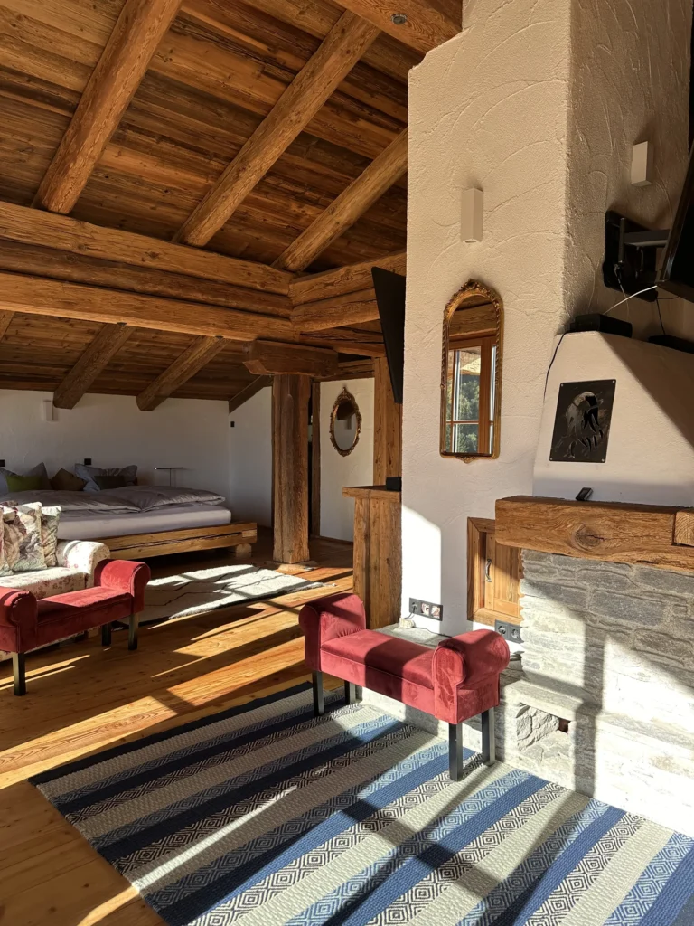 Kamin neben dem Schlafbereich unter dem Holzdach der Panorama-Suite