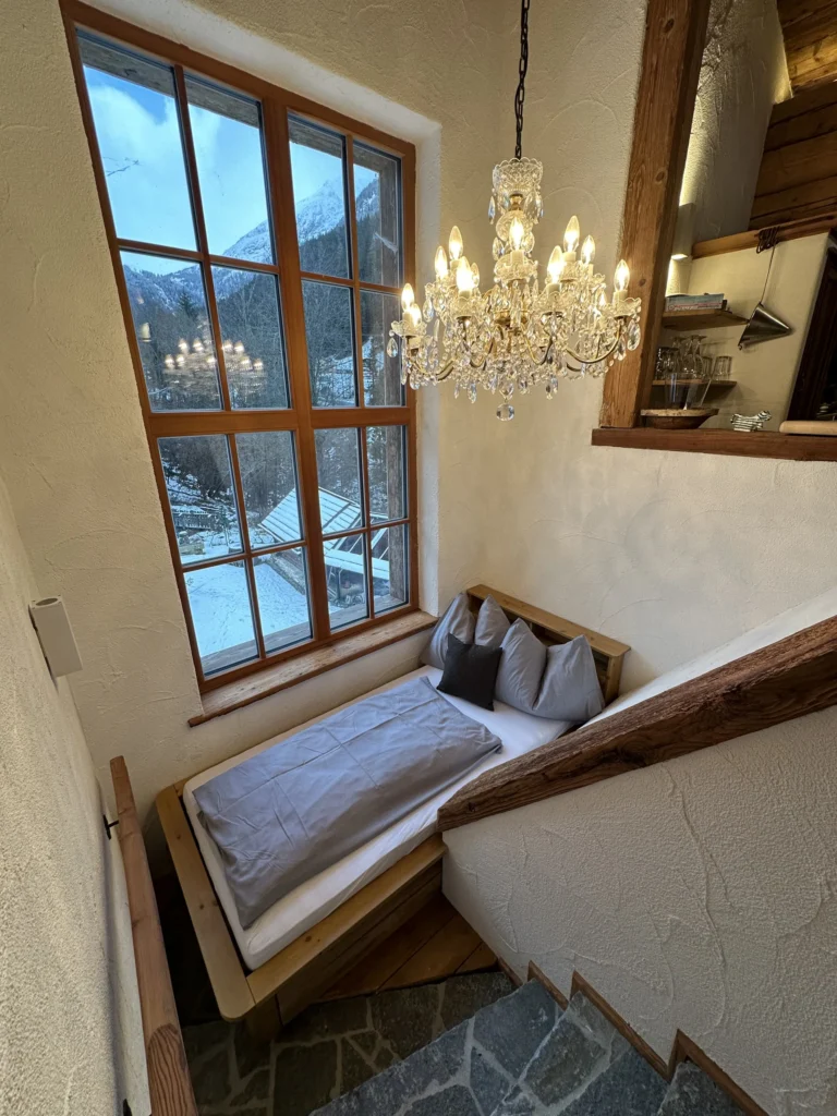 Luster und Sitzplatz an den hohen Fenstern der Panorama-Suite