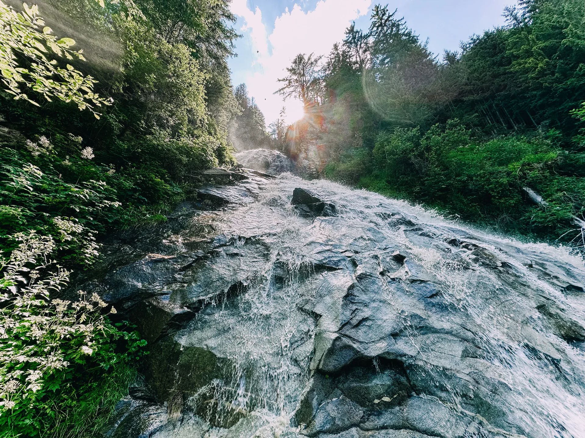Wasserfall zwischen Felsen und Bäumen in Innerfragant