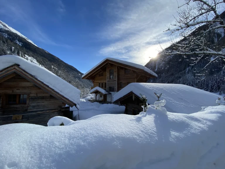 Grand Chalet und Romantikhütte in verschneiter Landschaft in Innerfragant