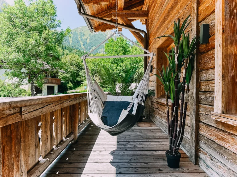 Hängesessel unter dem Holzdach auf der Terrasse des Studios Wasserfall