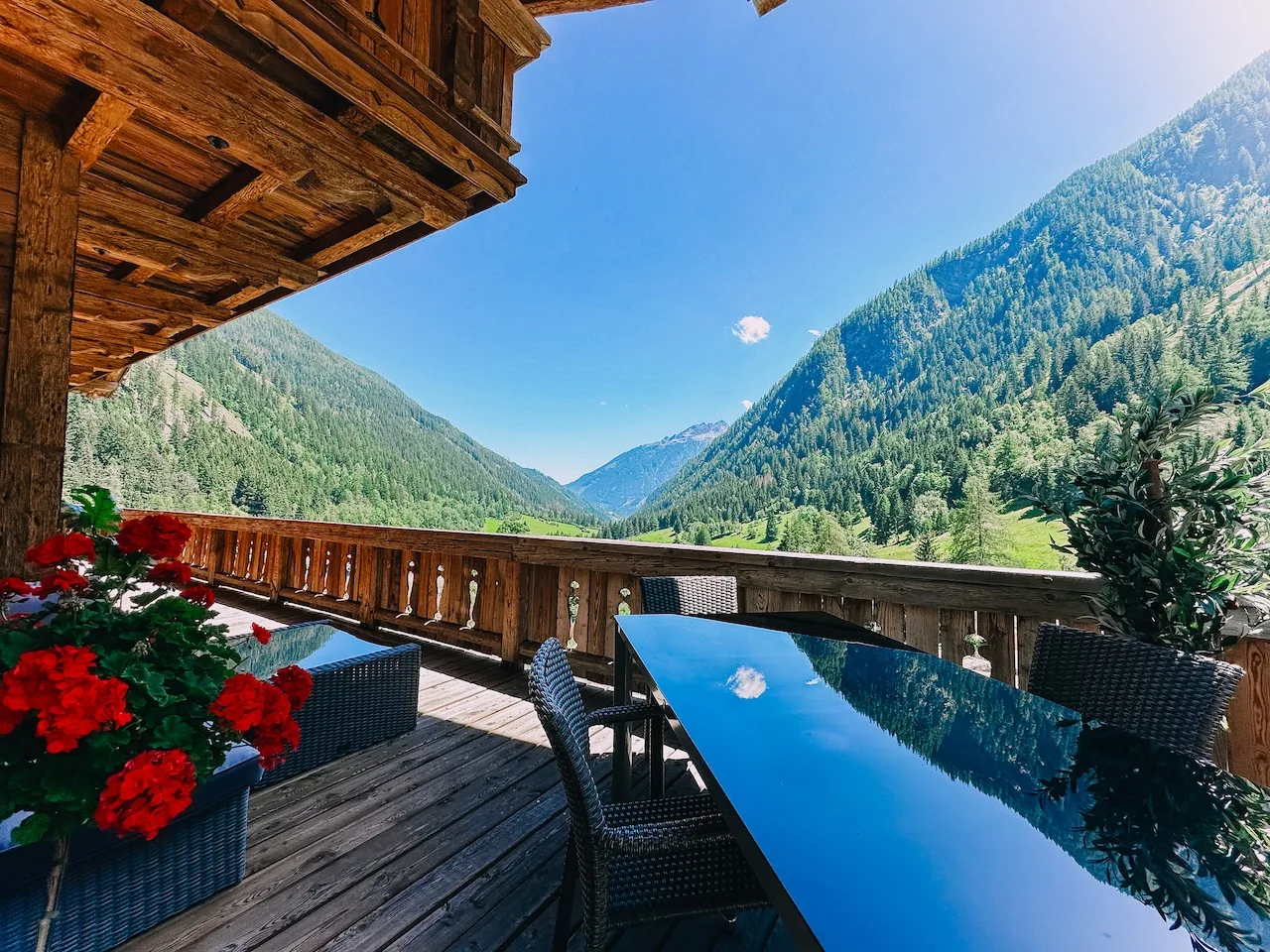 Großer Tisch auf der überdachten Terrasse des Studios Wasserfall mit Blick ins Tal
