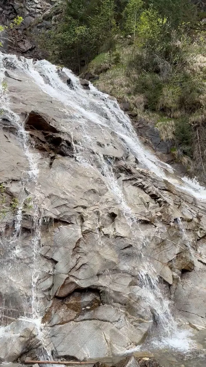 Wasser fließt über die Felsen des Innerfraganter Wasserfalls
